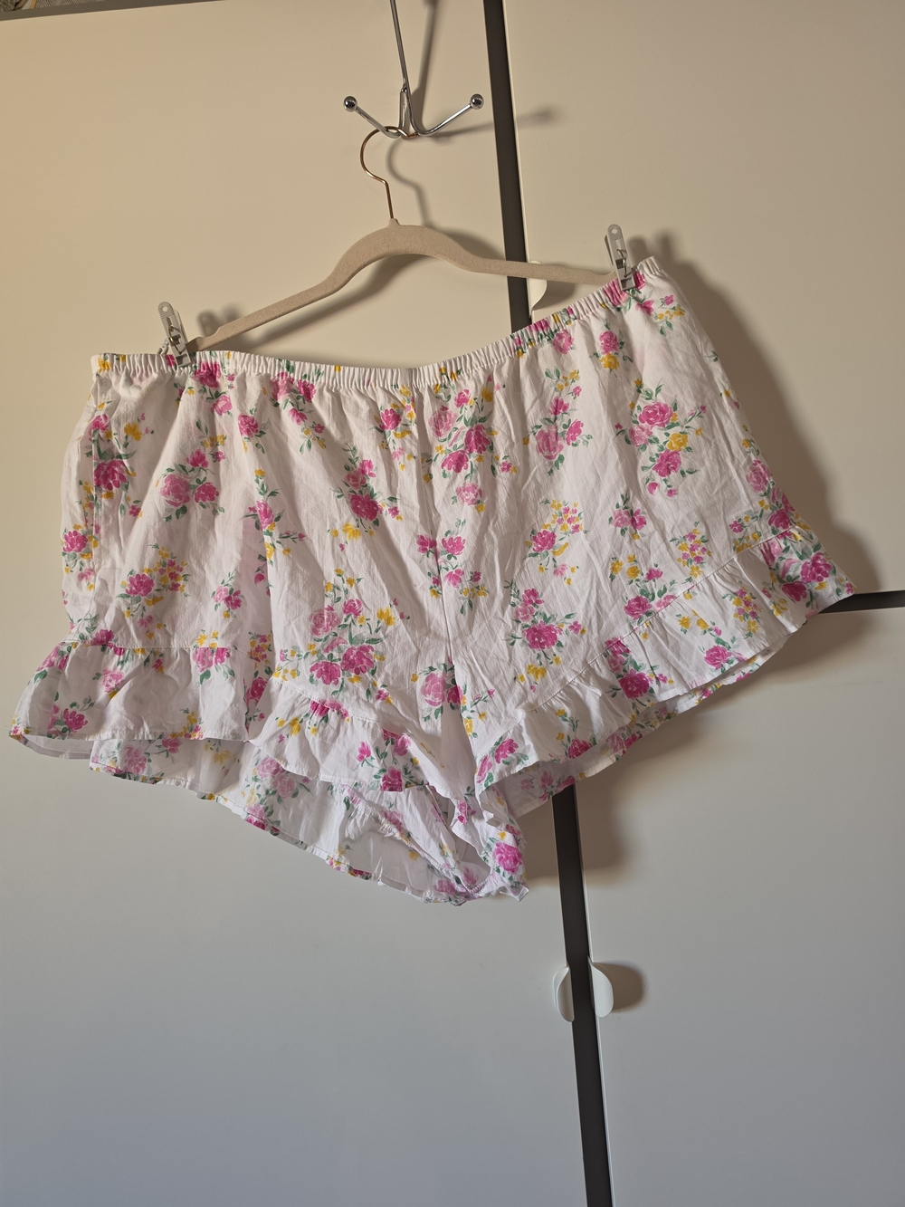 Floral Ruffle White Women's Shorts